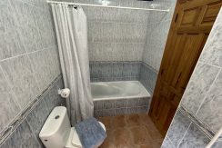 Bathroom 2 (2)